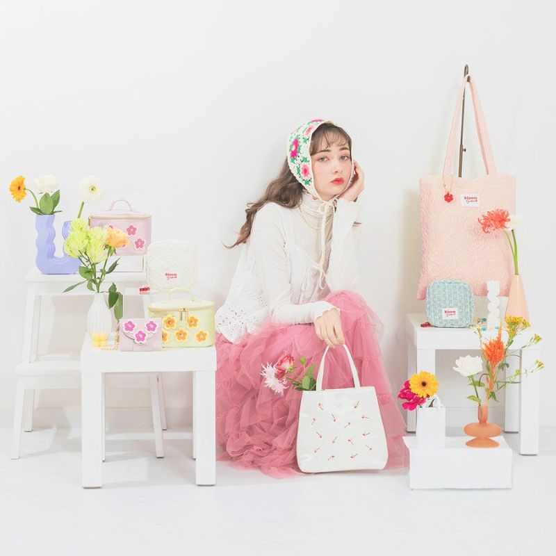 村川緋杏　透明窓付きポーチ スクエアPVCポーチ | KIMOKUMA – MIKA NINAGAWA OFFICIAL STORE