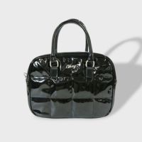 ACCOMMODEキルティングエナメルボストンバッグ ブラック | ショルダー