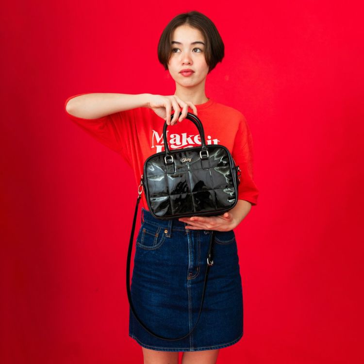 ACCOMMODEキルティングエナメルボストンバッグ ブラック | ショルダー