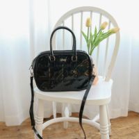 ACCOMMODEキルティングエナメルボストンバッグ ブラック | ショルダー