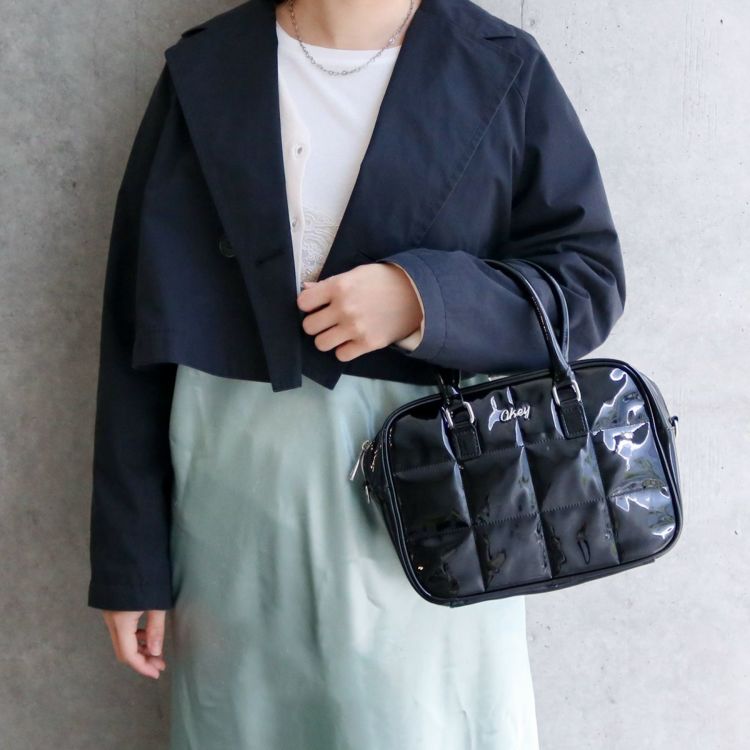 ACCOMMODEキルティングエナメルボストンバッグ ブラック